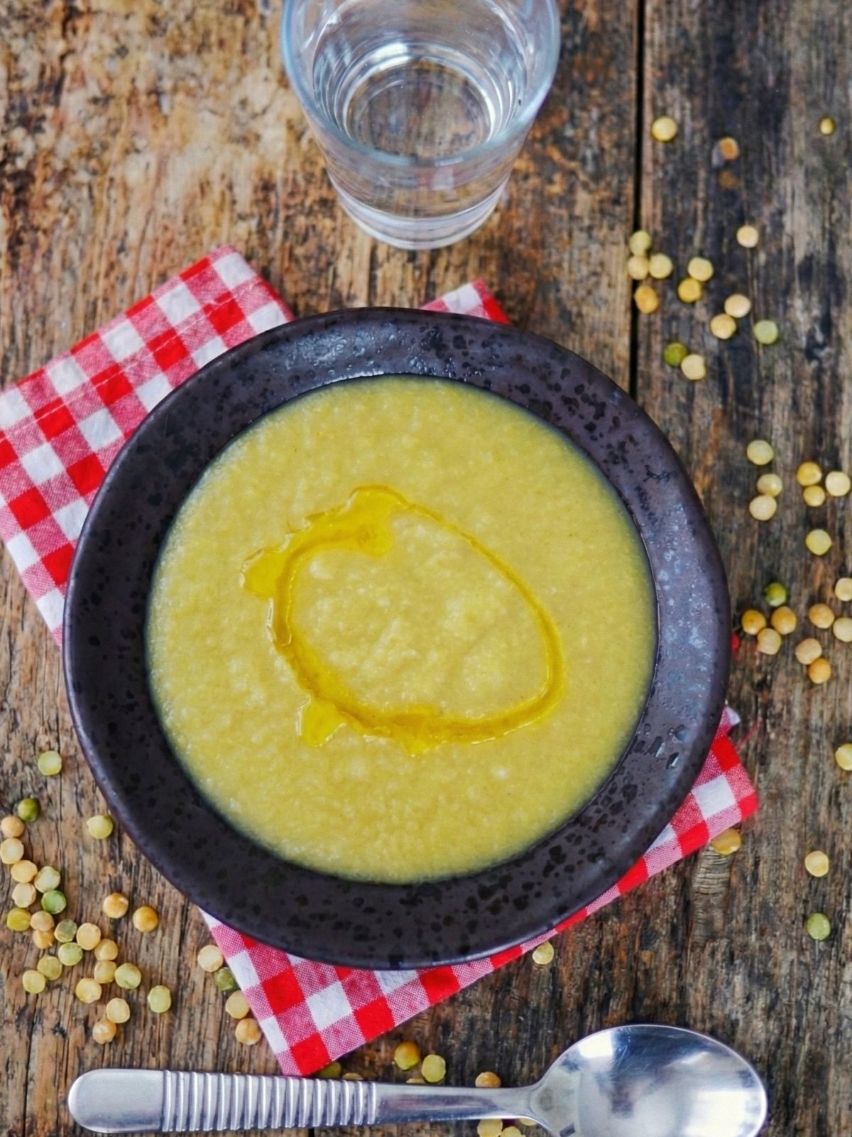 Assiette de soupe de pois cassés avec filet d'huile