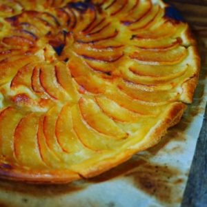 Tarte aux pommes maison, pâte dorée et pommes caramélisées.