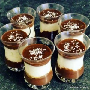 Desserts chocolat, crème et coco en verrines.