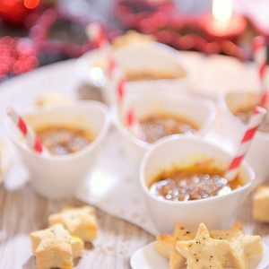 Desserts festifs : crèmes brûlées et sablés étoiles.