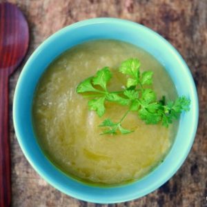 Bol de soupe aux légumes avec coriandre et cuillère.