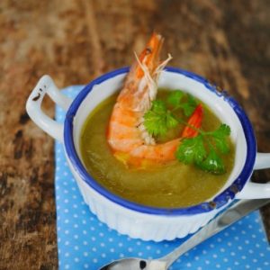 Soupe de légumes crémeuse avec une crevette géante.