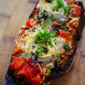 Tartine de pain grillé avec tomates et chèvre