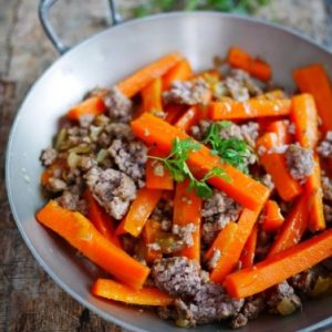 Carottes glacées et viande hachée en poêle