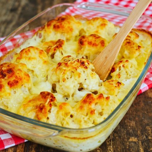 gratin de chou fleur pommes de terre dans un plat en verre transparent