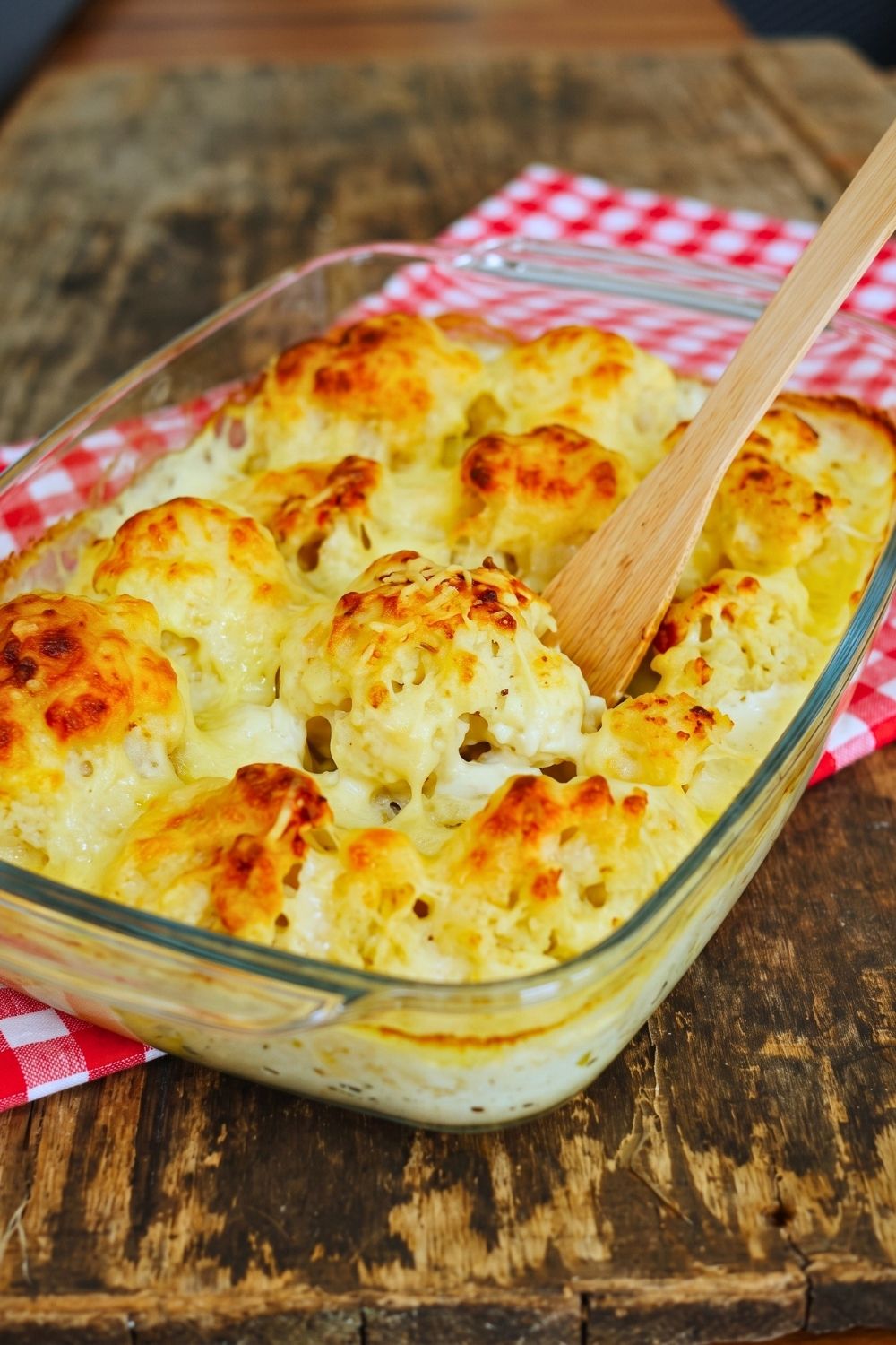 gratin de chou fleur pommes de terre dans un plat en verre transparent