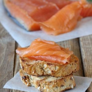 Tartines de pain complet au saumon fumé et aneth