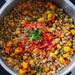 Plat de lentilles avec potiron et tomates séchées.