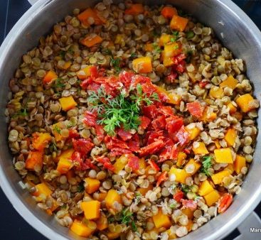 Plat de lentilles avec potiron et tomates séchées.