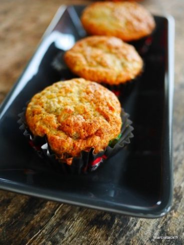 Trois muffins présentés sur une assiette noire
