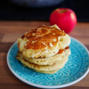 Crêpes à la pomme sur une assiette bleue.