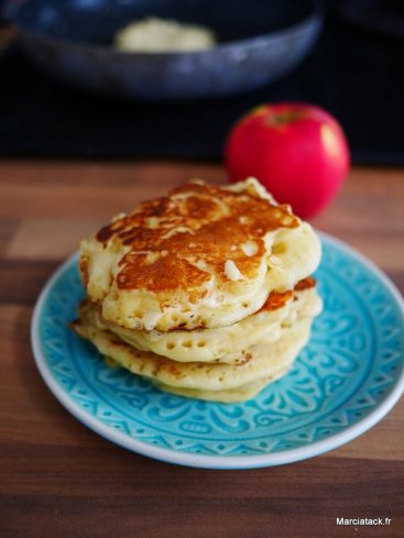 Crêpes à la pomme sur une assiette bleue.