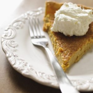Part de tarte à la citrouille avec crème fouettée