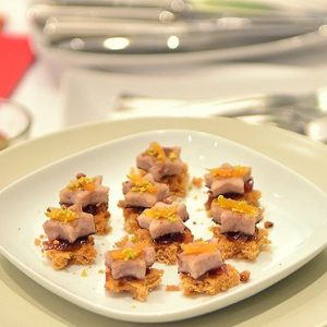 Amuse-bouches étoilés avec viande, confiture et agrume.