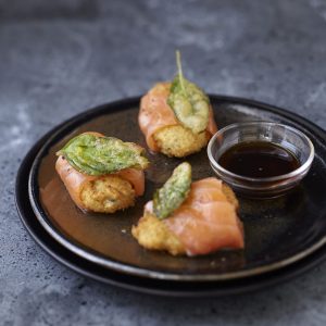 Amuse-bouches: saumon, beignet, feuille de sauge et sauce
