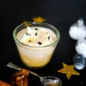 Dessert crémeux en verrine avec décoration festive.
