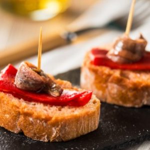 Tartines anchois, poivron rouge sur ardoise
