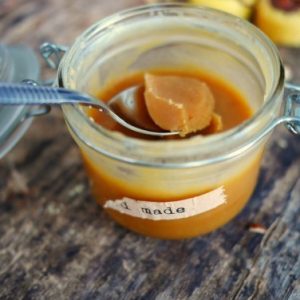 Pot de caramel fait maison avec cuillère