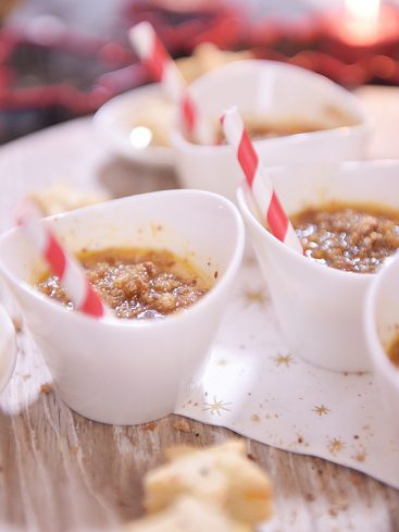 Sauce de Noël avec paille rayée dans coupelles blanches.