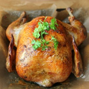 Poulet rôti entier avec persil frais