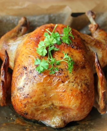 Poulet rôti entier avec persil frais
