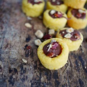 Petits gâteaux au chocolat et noisettes sur bois