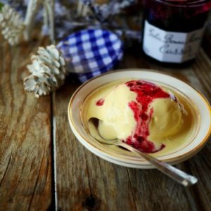 Glace vanille, confiture de fruits rouges, ambiance chaleureuse.