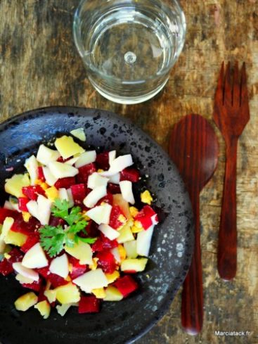 Salade de betteraves, pommes de terre et œuf, servie.