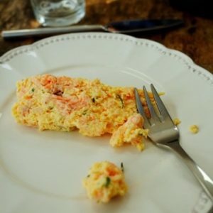 Terrine de saumon sur assiette blanche avec fourchette.