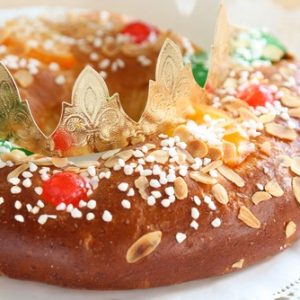 Galette des rois avec couronne et fruits confits