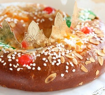 Galette des rois avec couronne et fruits confits