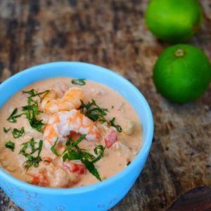 Soupe de crevettes crémeuse avec citrons verts