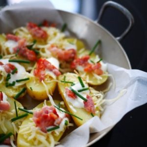 Pommes de terre garnies de bacon, fromage et ciboulette.