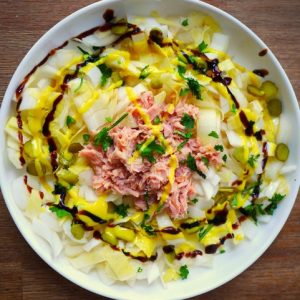 Salade d'endives au thon, cornichons, moutarde et balsamique.