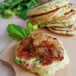 Galettes de légumes avec oignons caramélisés et céleri