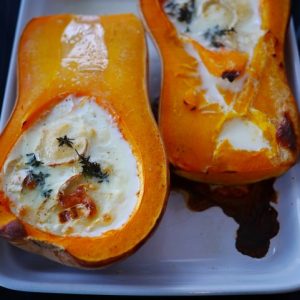 Courge butternut farcie au fromage cuite au four.