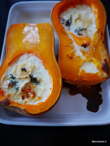 Courge butternut farcie au fromage cuite au four.