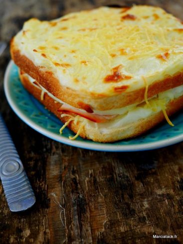 Croque-monsieur gratiné appétissant sur assiette bleue