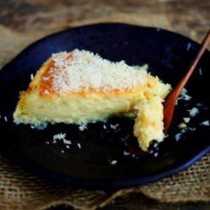 Part de gâteau à la noix de coco sur assiette noire