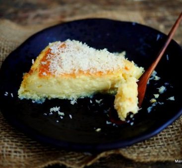 Part de gâteau à la noix de coco sur assiette noire
