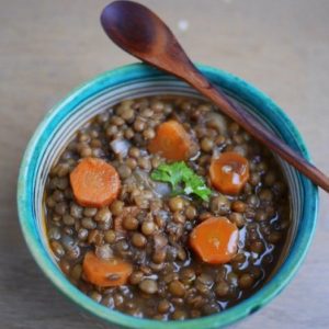 Bol de soupe de lentilles et carottes avec cuillère