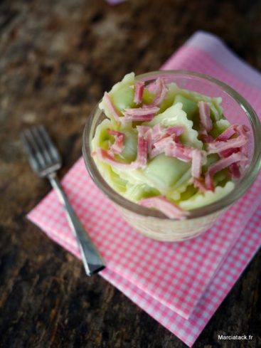 Raviolis verts au jambon dans un bol en verre.