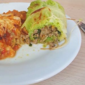 Plat de feuilles de chou farcies et gratin.