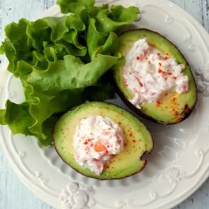 Avocat farci aux crevettes et salade verte.