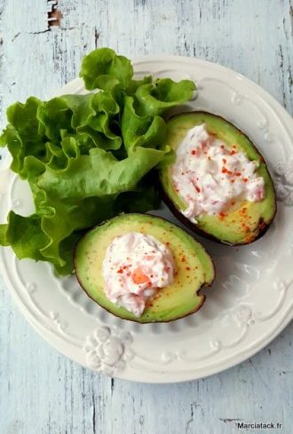 Avocat farci aux crevettes et salade verte.