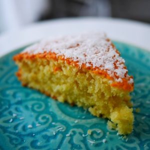 Part de gâteau à la noix de coco sur assiette