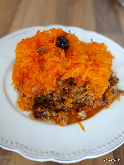 Tajine carottes, viande hachée et pruneaux sur assiette