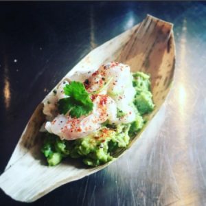 Ceviche de poisson sur purée d'avocat dans barquette