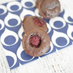 Muffins chocolat framboise sur serviette bleue.