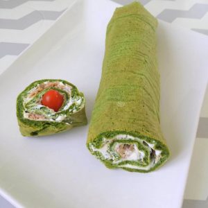 Rouleau de crêpes vertes farcies, tomate cerise